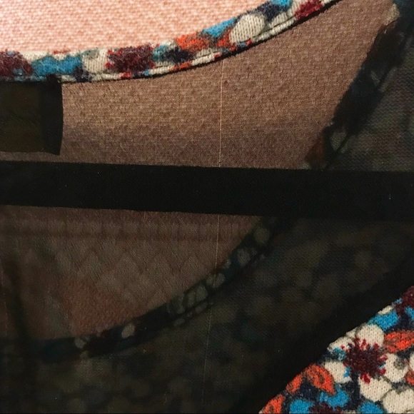 Lindsey Michelle floral shirt front long back top - Picture 4 of 6